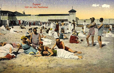 Kuracjusze na plaży w Sopocie