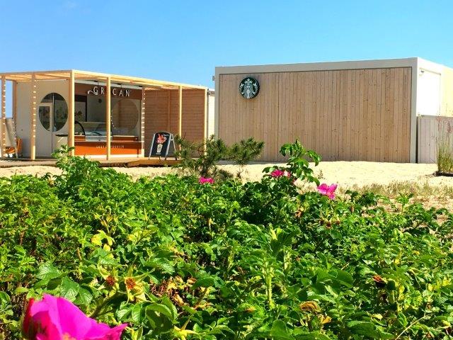 Starbucks Coffee i Grycan na plaży W Sopocie