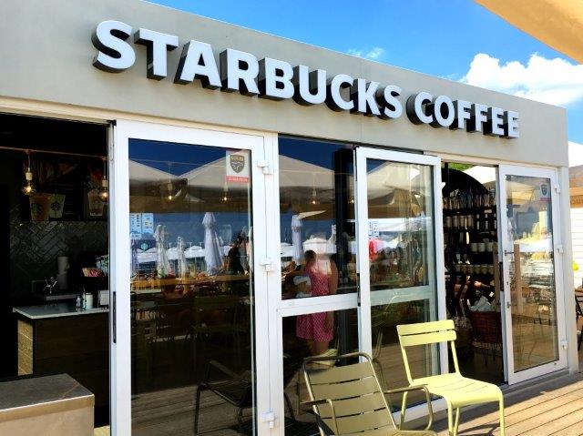 Starbucks Coffee na plaży W Sopocie