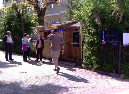 Budka z lodami obok Apartamentów Joasia